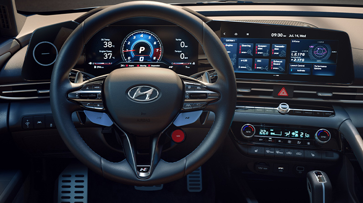 현대자동차 아반떼 N 핸들과 계기판