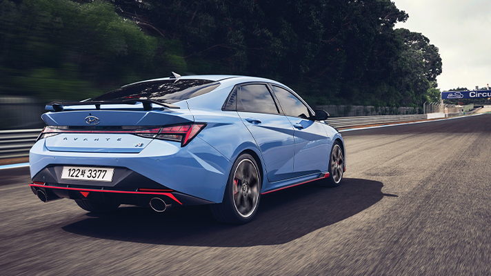 트랙을 달리는 현대자동차 아반떼 N 후면