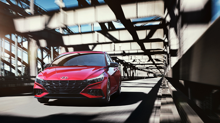 다리를 건너는 현대자동차 아반떼 N