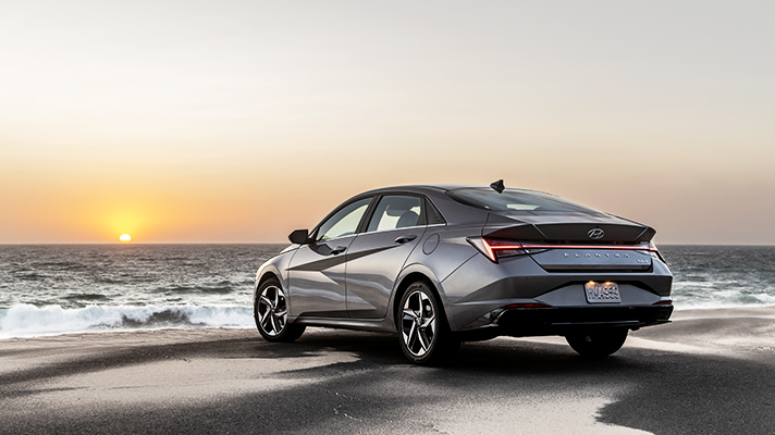 해변에 주차된 현대자동차 아반떼 N