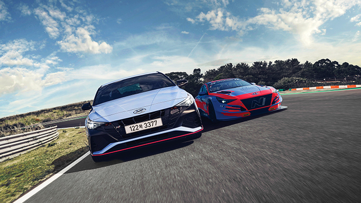 나란히 달리는 현대자동차 아반떼 N과 TCR 레이스카