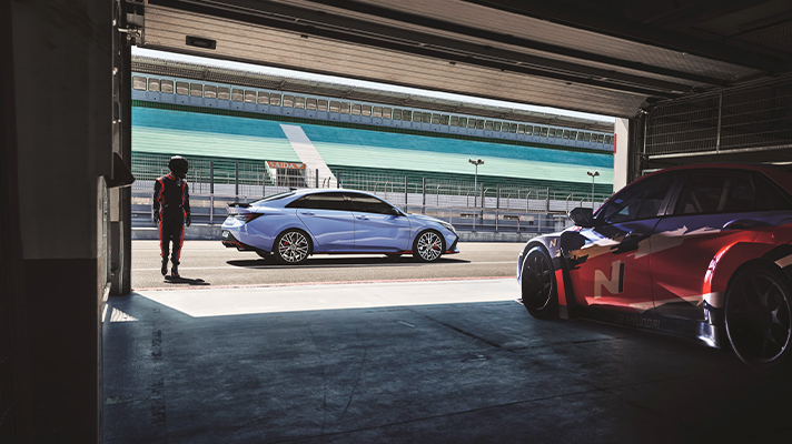 트랙에 서 있는 현대자동차 아반떼 N 측면