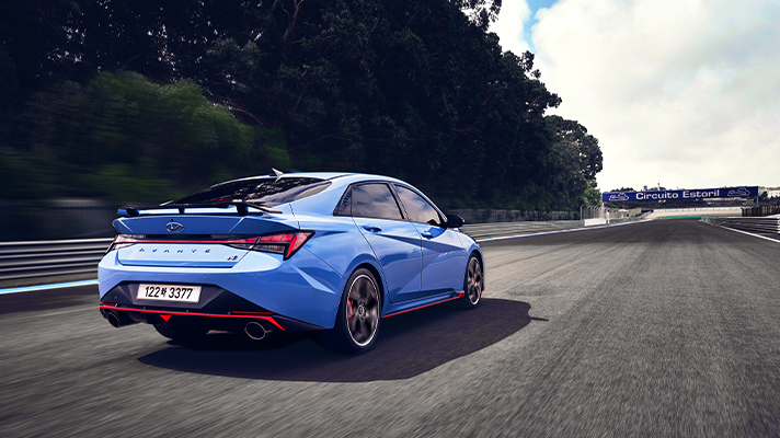 트랙을 달리는 현대자동차 아반떼 N 후면