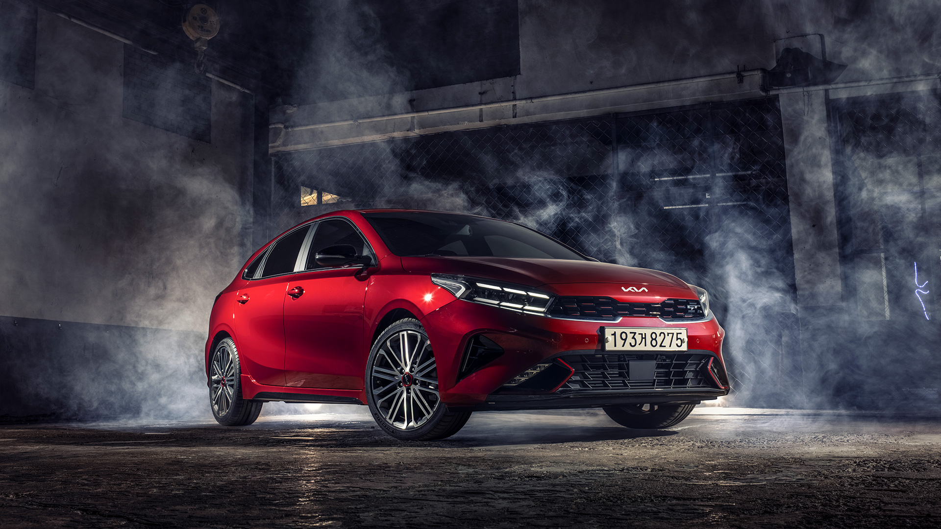 어두운 배경의 기아 K3 GT 측면 앵글