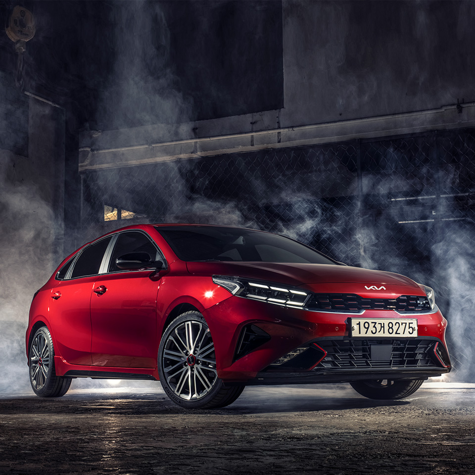 어두운 배경의 기아 K3 GT 측면 앵글