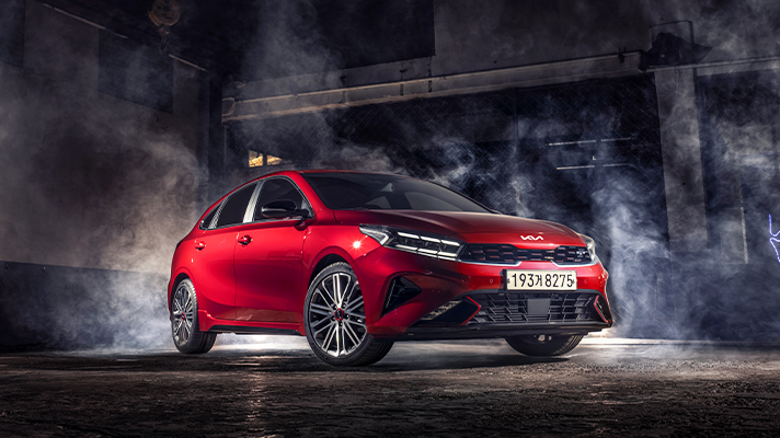 어두운 배경의 기아 K3 GT 측면 앵글