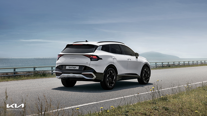 바닷가를 달리는 기아 신형 스포티지의 뒷 모습