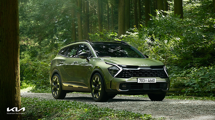 숲길을 달리는 기아 신형 스포티지 그래비티의 측면