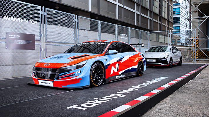 N 시티 서울 전시장 외부에 전시된 현대자동차 N