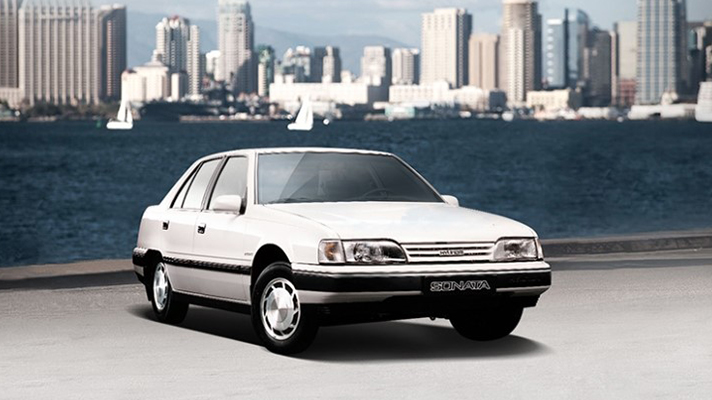 20세기 초에 제작된 현대자동차 구형 소나타의 측면 앵글