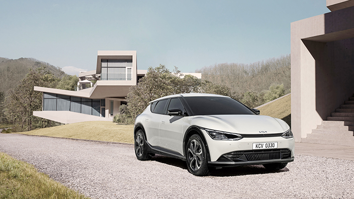 주택 앞 자갈위에 주차된 기아 EV6 측면 앵글