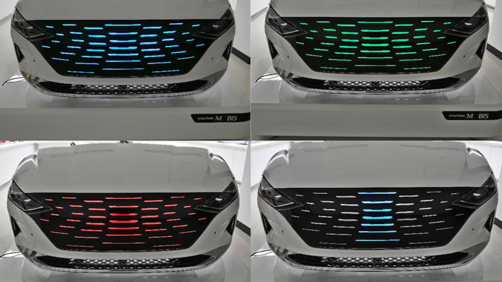 차량 전면 그릴에 파랑, 초록, 빨강색 LED조명을 적용한 모습