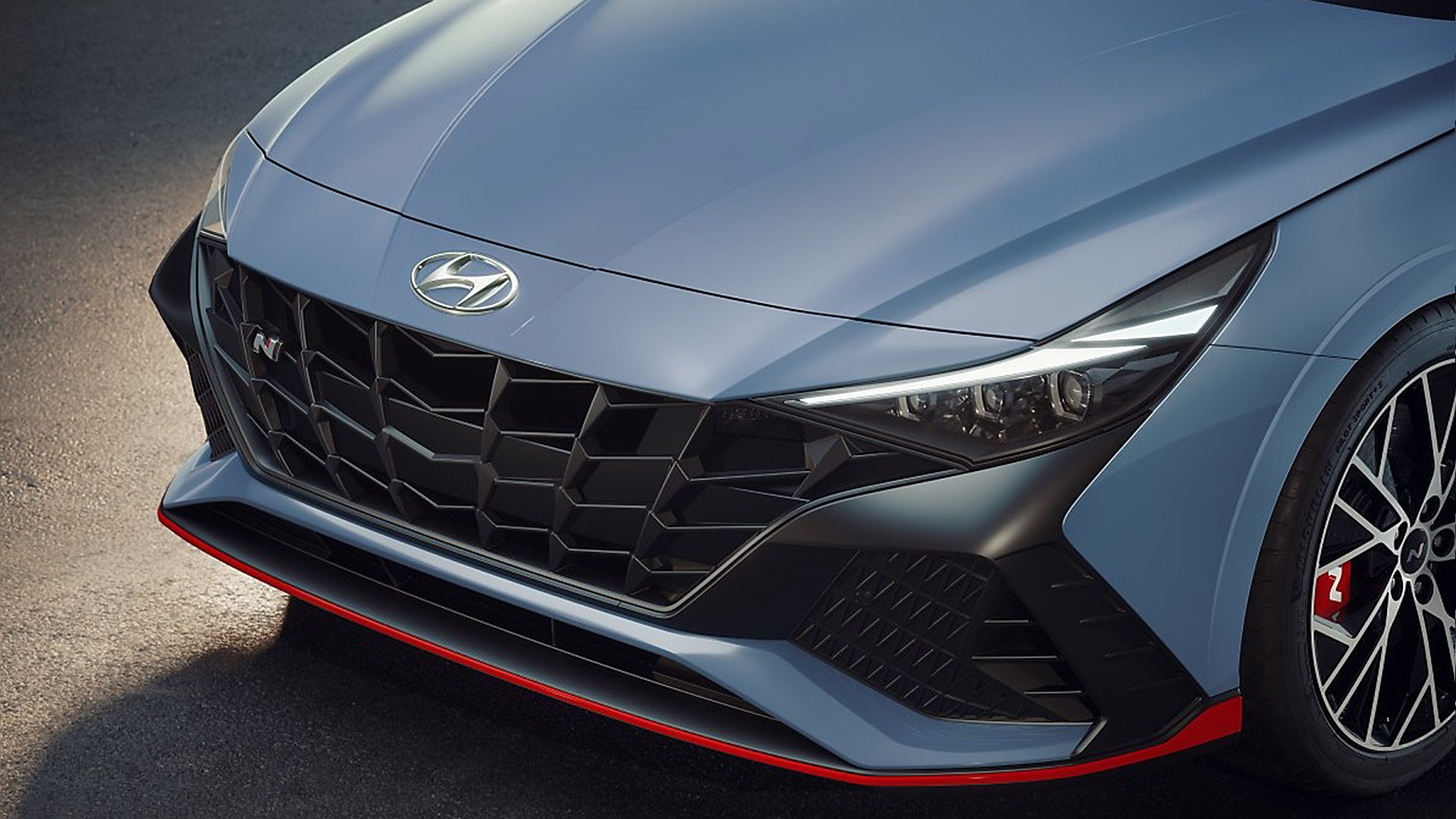 차량 전면 그릴이 포커스된 현대자동차 아반떼 N