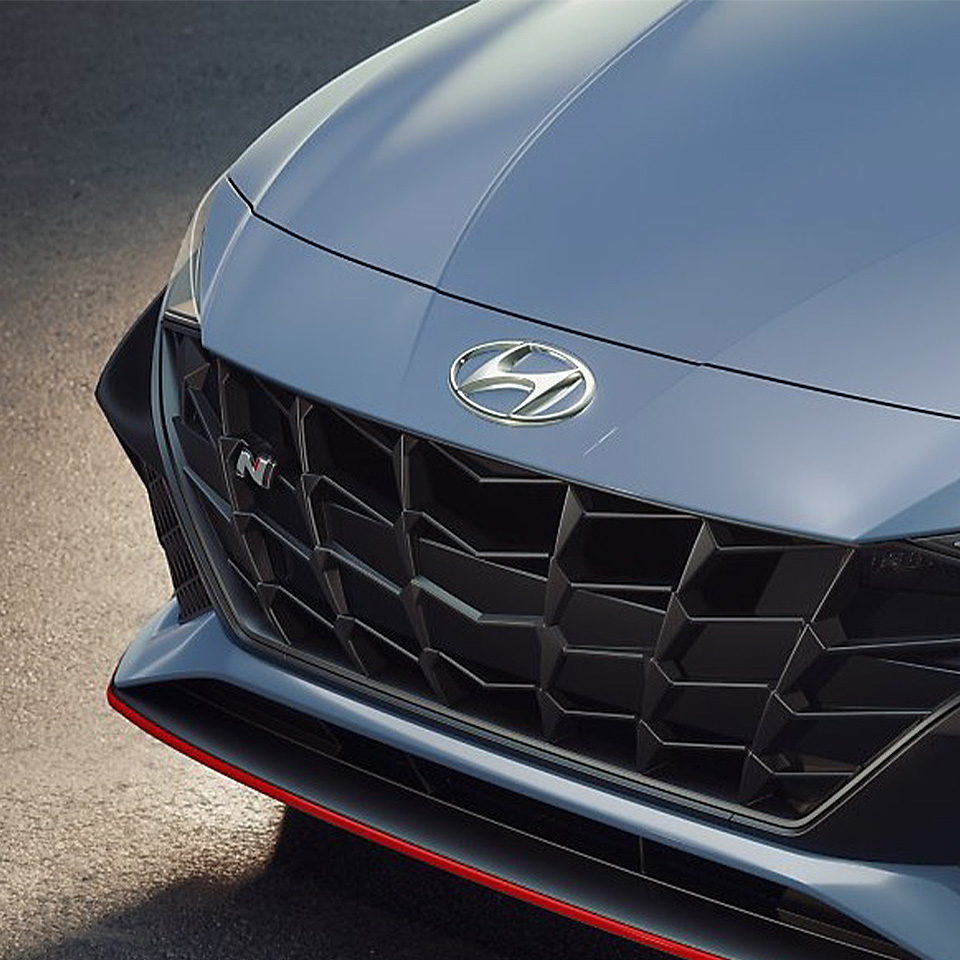 차량 전면 그릴이 포커스된 현대자동차 아반떼 N