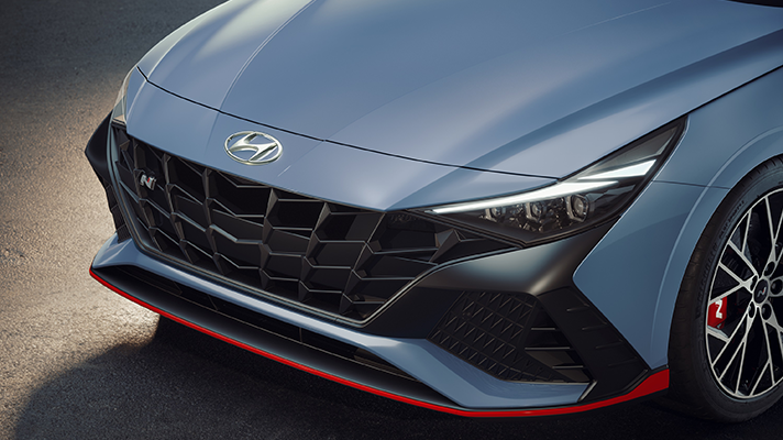 차량 전면 그릴이 포커스된 현대자동차 아반떼 N