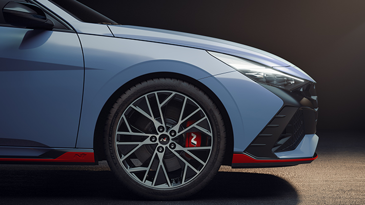 앞범퍼와 타이어가 포커스 된 현대자동차 아반떼 N 측면 앵글 뷰