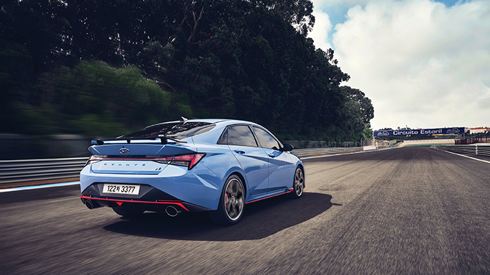 서킷을 달리는 현대자동차 아반떼 N의 후면