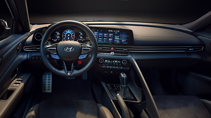 대시보드가 포커스 된 현대자동차 아반떼 N의 내부