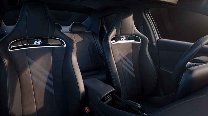 앞좌석 운전석과 조수석이 포커스 된 현대자동차 아반떼 N의 내부