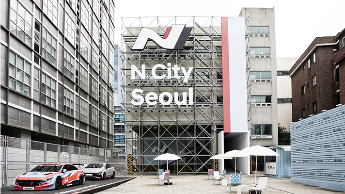 WRC 우승 랠리카가 주차된 N 시티 서울 건물 앞 모습