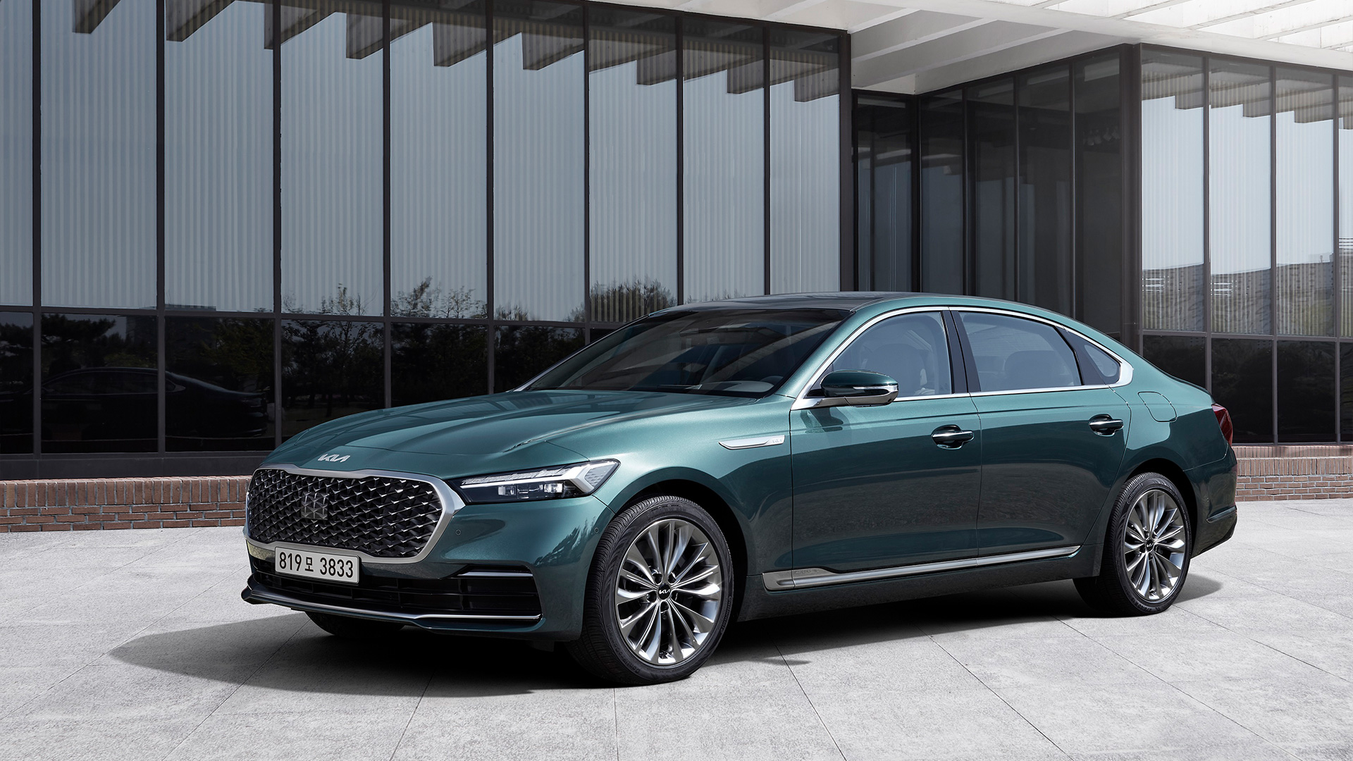 빌딩 앞 기아 K9