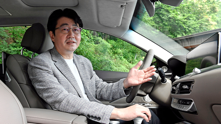 기아 K9 운전석에 앉아 설명중인 전병우 연구위원