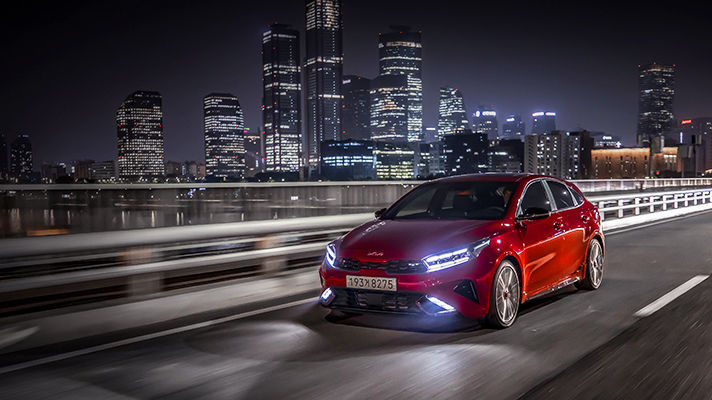 도심야경을 달리는 기아 K3 GT 정면 앵글