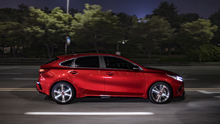 도심야경을 달리는 기아 K3 GT 측면