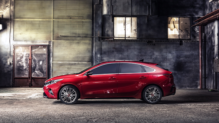 어두운 배경의 기아 K3 GT 측면