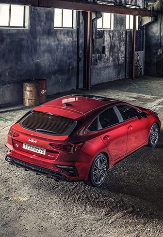 어두운 배경의 기아 K3 GT 탑 뷰