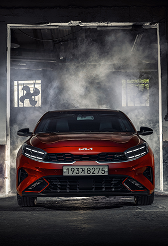 어두운 배경의 기아 K3 GT 정면