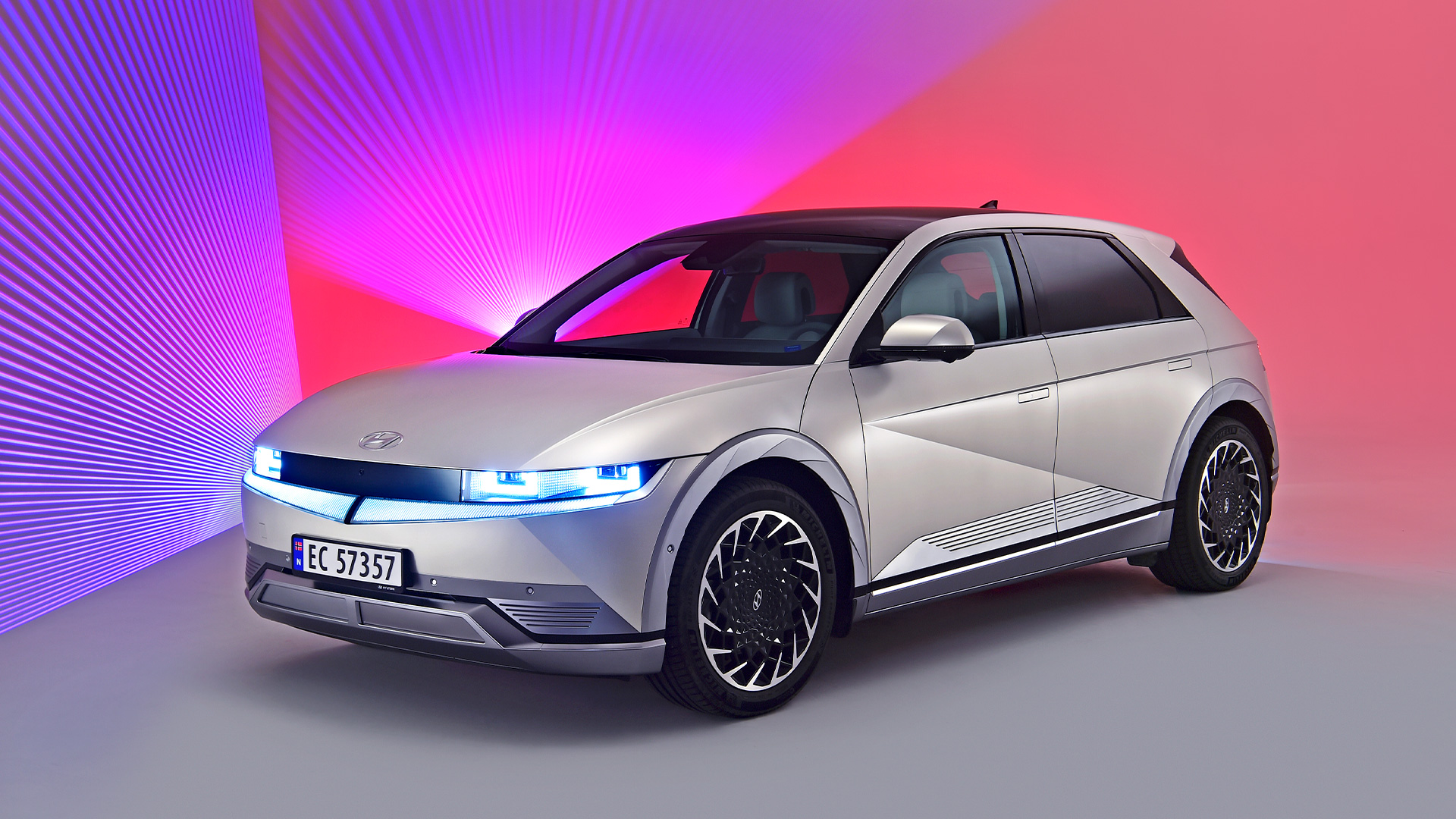 파스텔톤 배경의 현대자동차 아이오닉 5