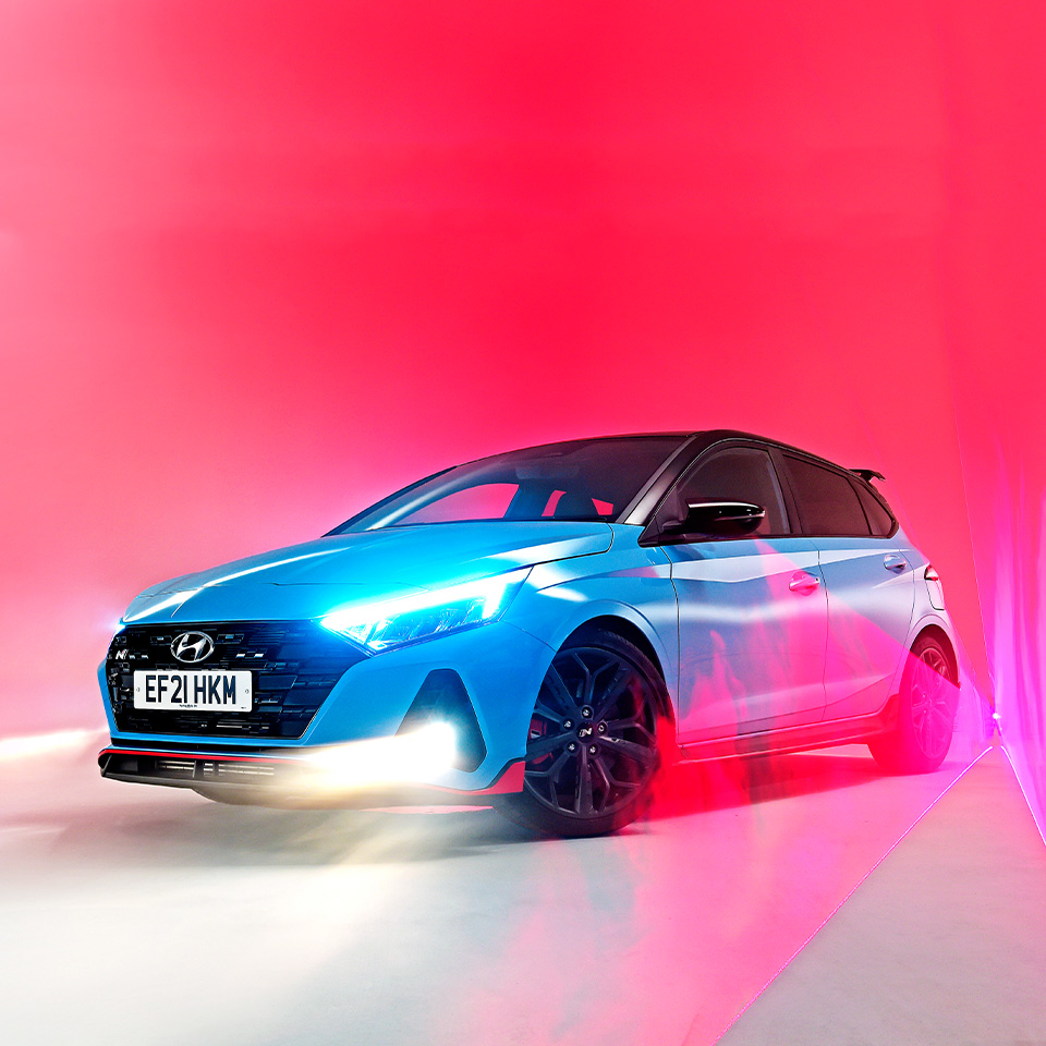 파스텔톤 배경의 현대자동차 아이오닉 5