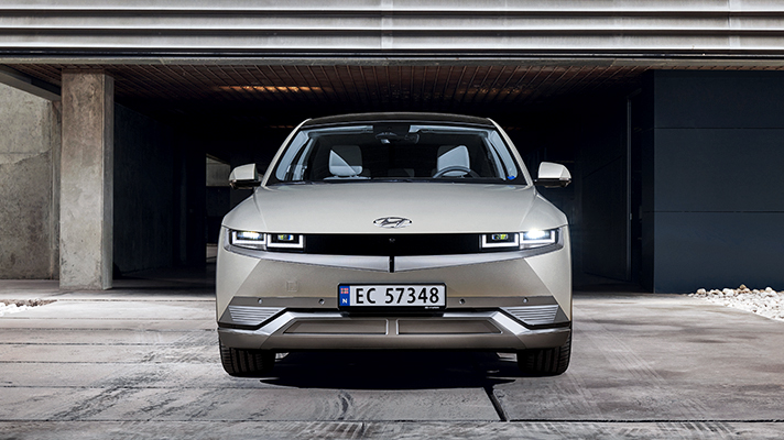 빌딩 앞 현대자동차 아이오닉 5 정면