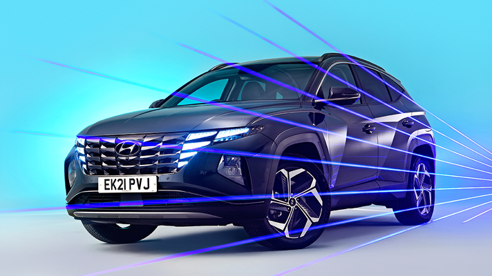 레이저 빔 배경의 현대자동차 투싼