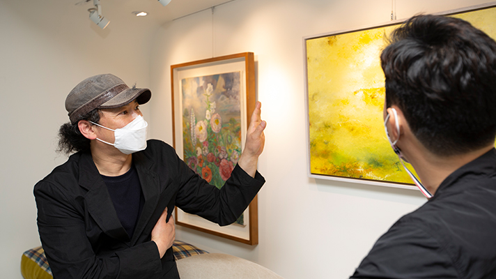 A conversation between the artist and the viewer in front of the painting