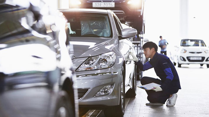 중고차를 점검하는 사람