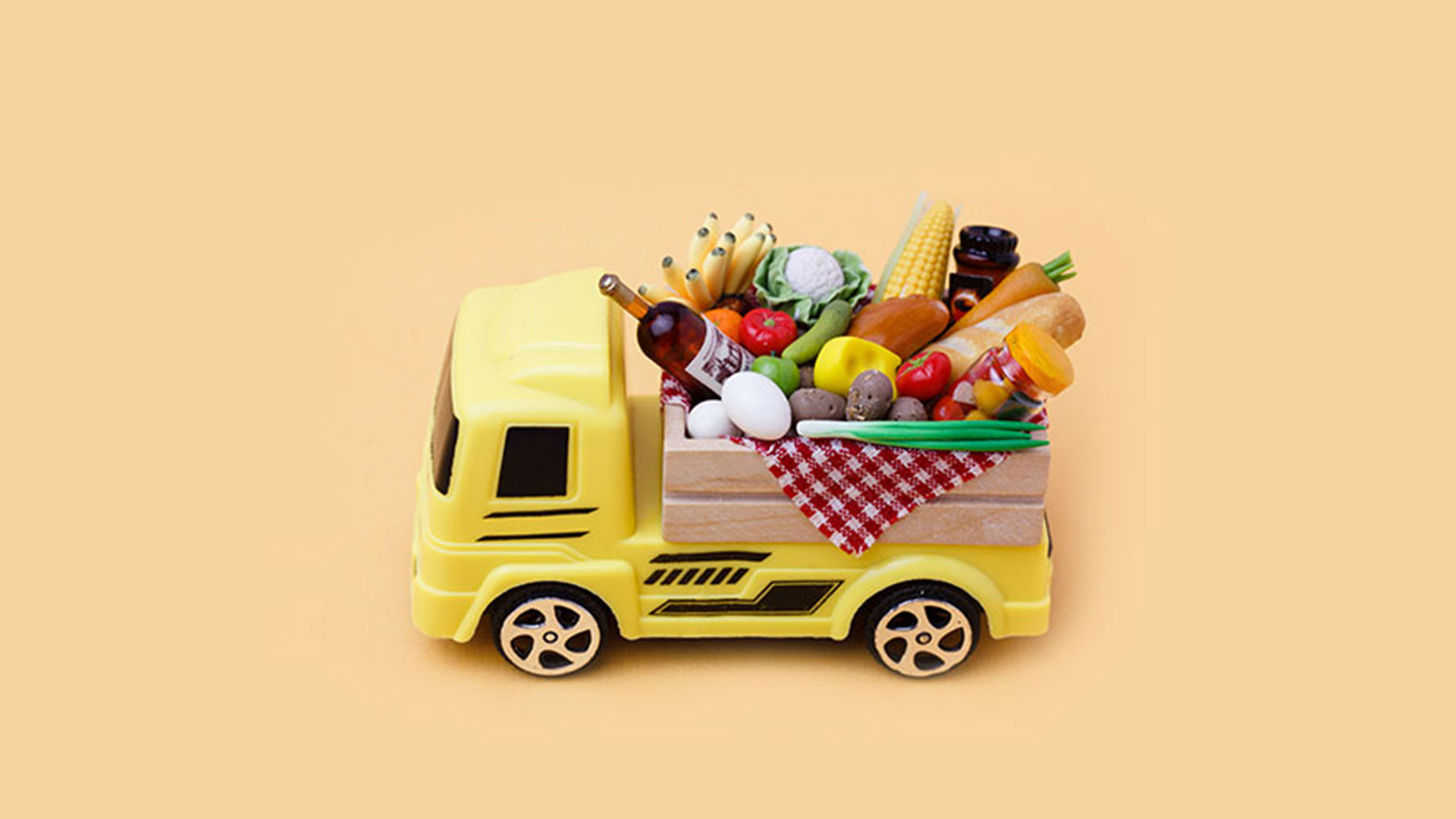 장난감 트럭에 실려있는 신선 식품