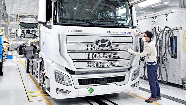 트럭을 점검중인 근로자