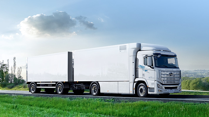 도로를 달리는 엑시언트 수소전기 트럭