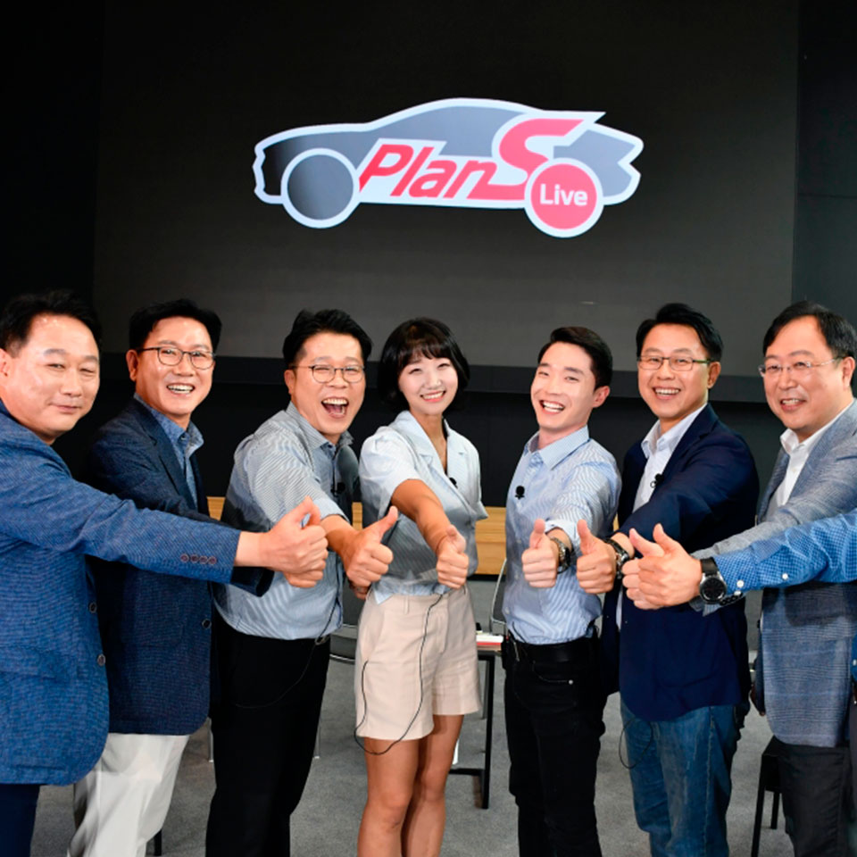 Photo of Kia Corporation members who hosted the online live talk show Plan S