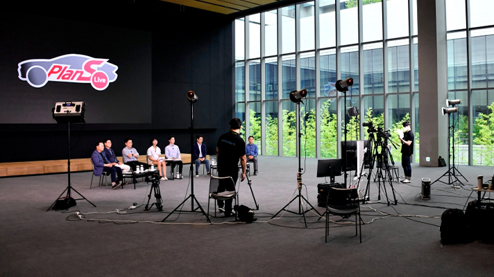 기아자동차 임직원들의 실시간 온라인 토크쇼