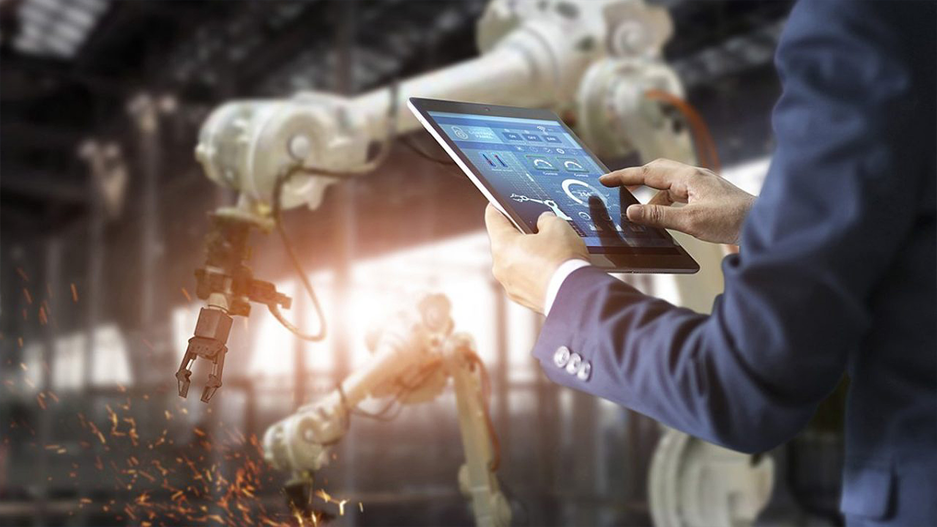 공장안에서 태블릿 디바이스를 들고 있는 사람