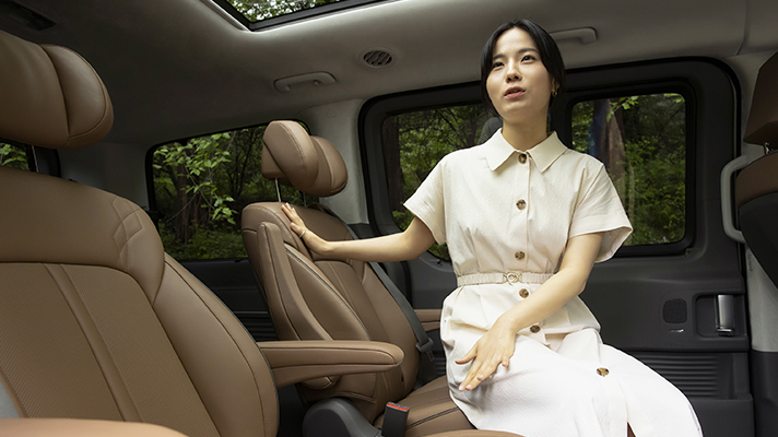 현대자동차 스타리아 내부에서 설명하고 있는 전소혜 연구원