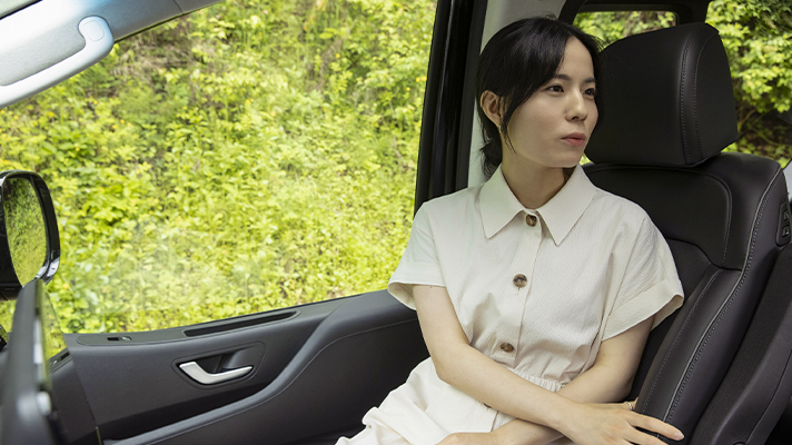 현대자동차 스타리아 내부에서 설명하고 있는 전소혜 연구원