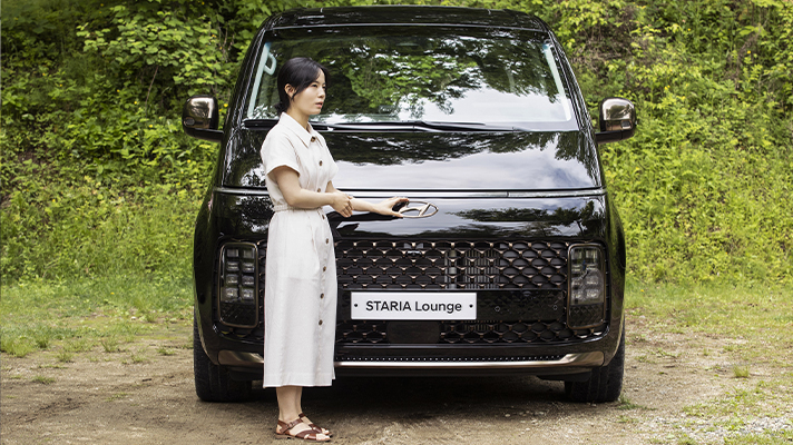 현대자동차 스타리아 앞에서 설명하는 전소혜 연구원