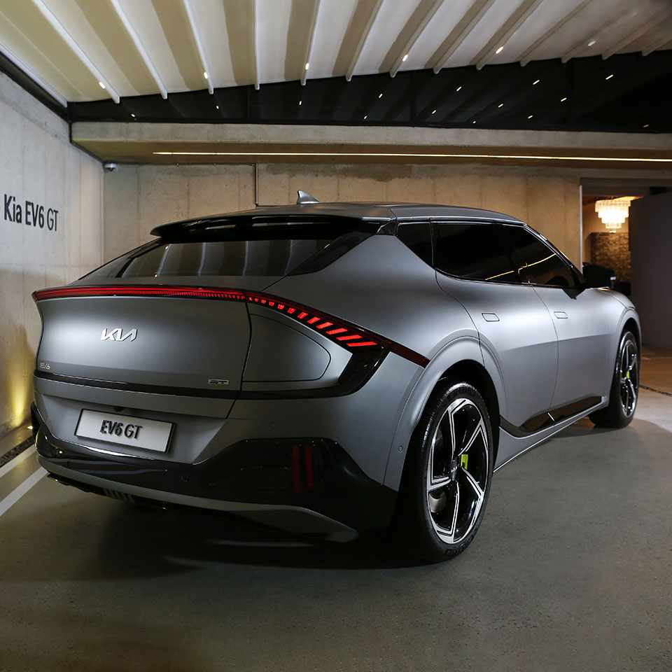 기아 EV6 GT 후면 앵글