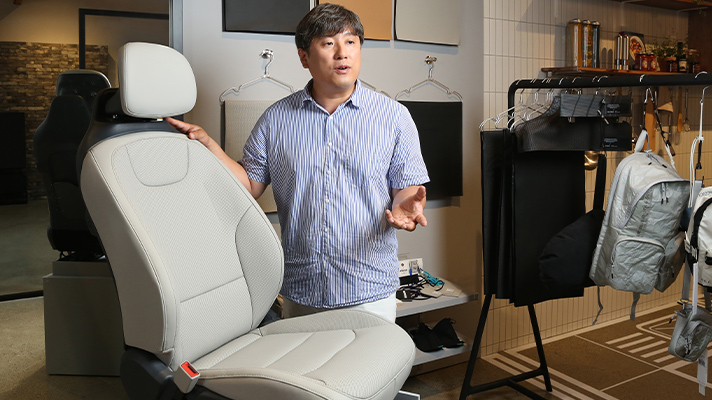 기아 EV6 시트를 설명하는 노태형 책임연구원