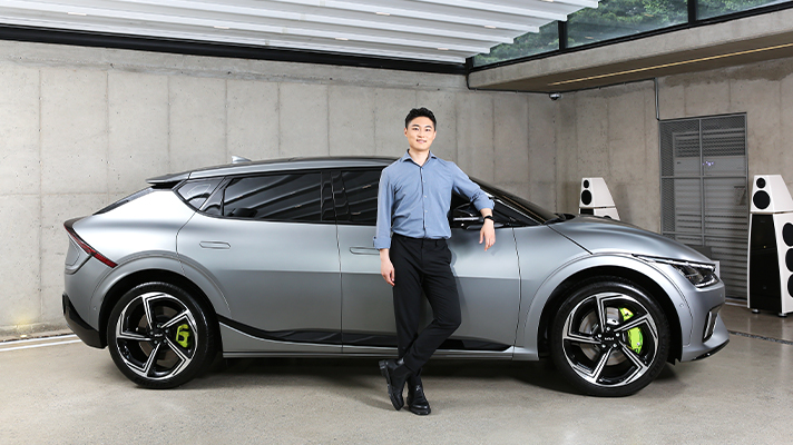 기아 EV6 GT에 기댄 김정재 연구원
