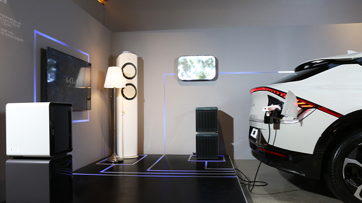 기아 EV6 GT V2L로 실내 가전제품을 구동시키는 모습